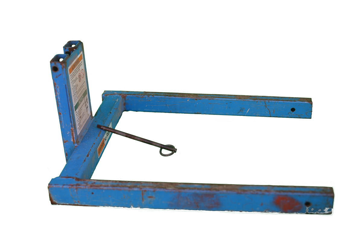 MATERIAL HOIST SLIPPER EXT 700mm & PIN
